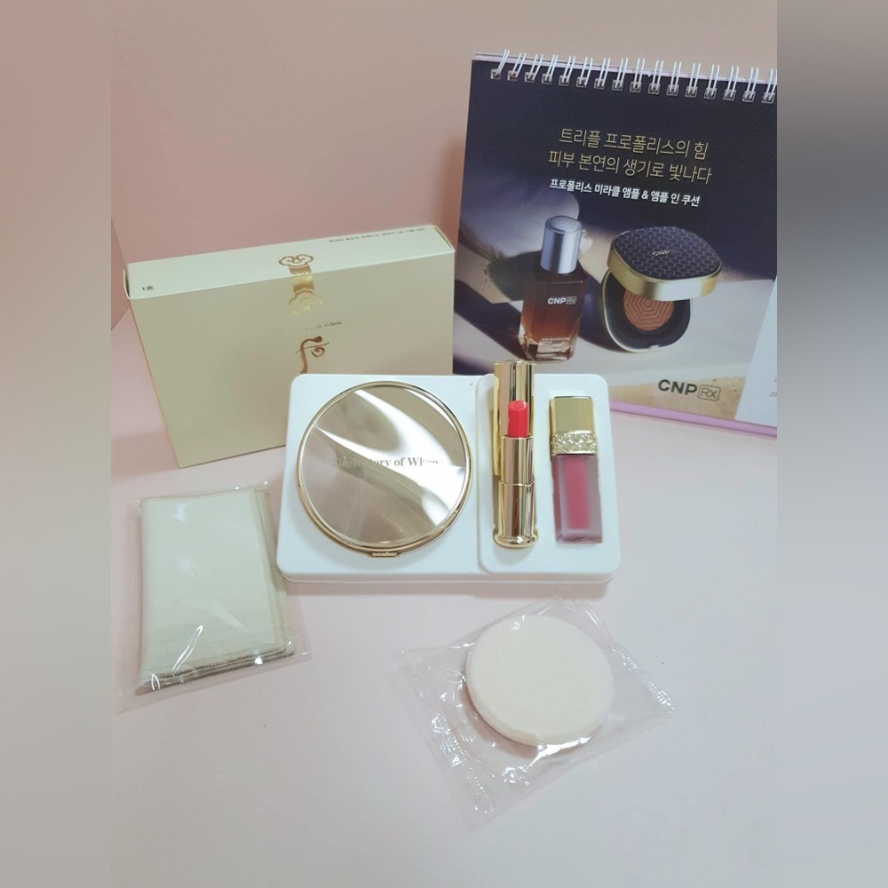 The history of Whoo Luxury Glow Pressed Powder No. 2 Special Set